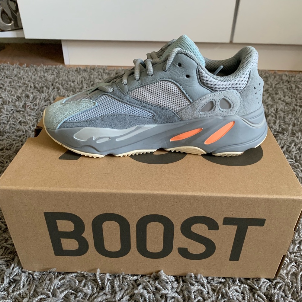 SOLD‼️Yeezy boost 700